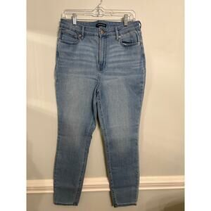 Title: Calvin Klein Jeans Women’s Light Wash Skinny Jeans Size 12/31